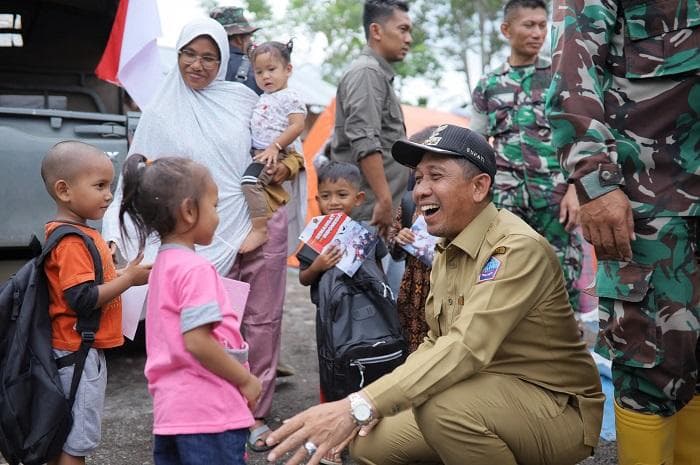 Bupati Pidie Jaya Nyak Syi Tetap Semangat Hingga Hibur Anak Korban Banjir