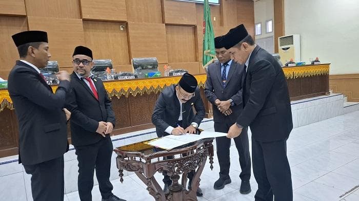 Bupati Pidie Serahkan Delapan Calon Komisioner Baitul Mal, Minta Percepat Uji Kelayakan