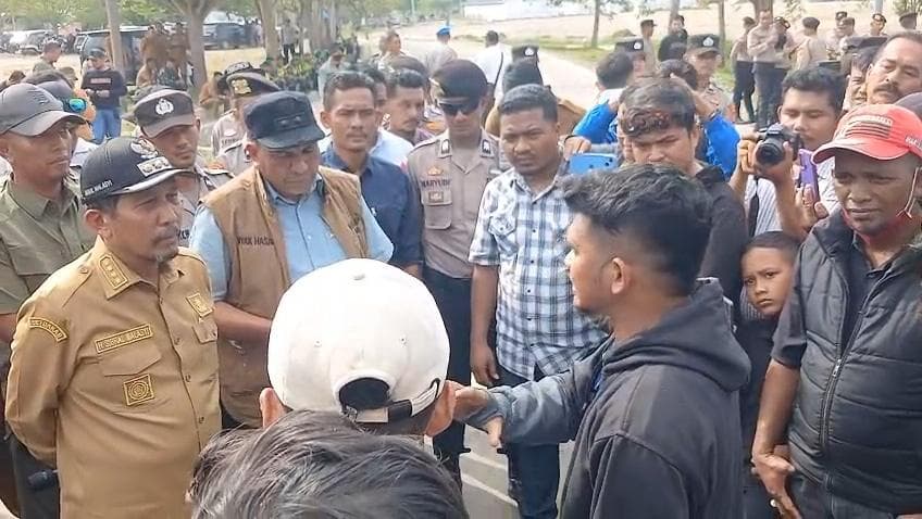 Massa Pidie Jaya Geruduk Kantor Bupati, Tuntut Transparansi Dana BTT