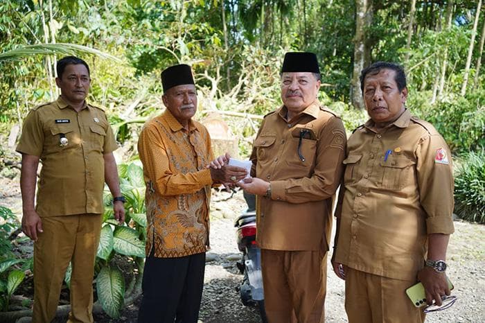 Bupati Nagan Raya Salurkan Bantuan Rp 21 Juta untuk 7 Korban Angin Kencang