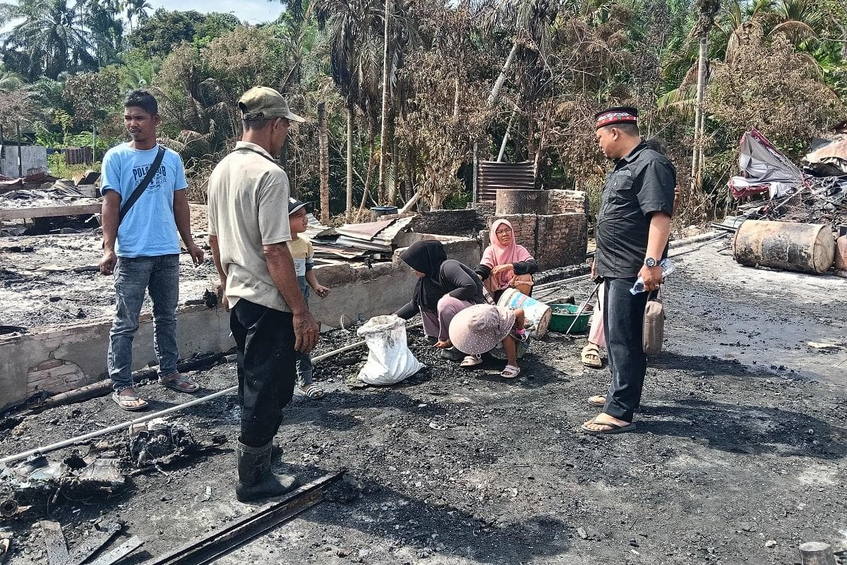 14 KK Korban Kebakaran di Peunaron Terima Bantuan Pemkab Aceh Timur