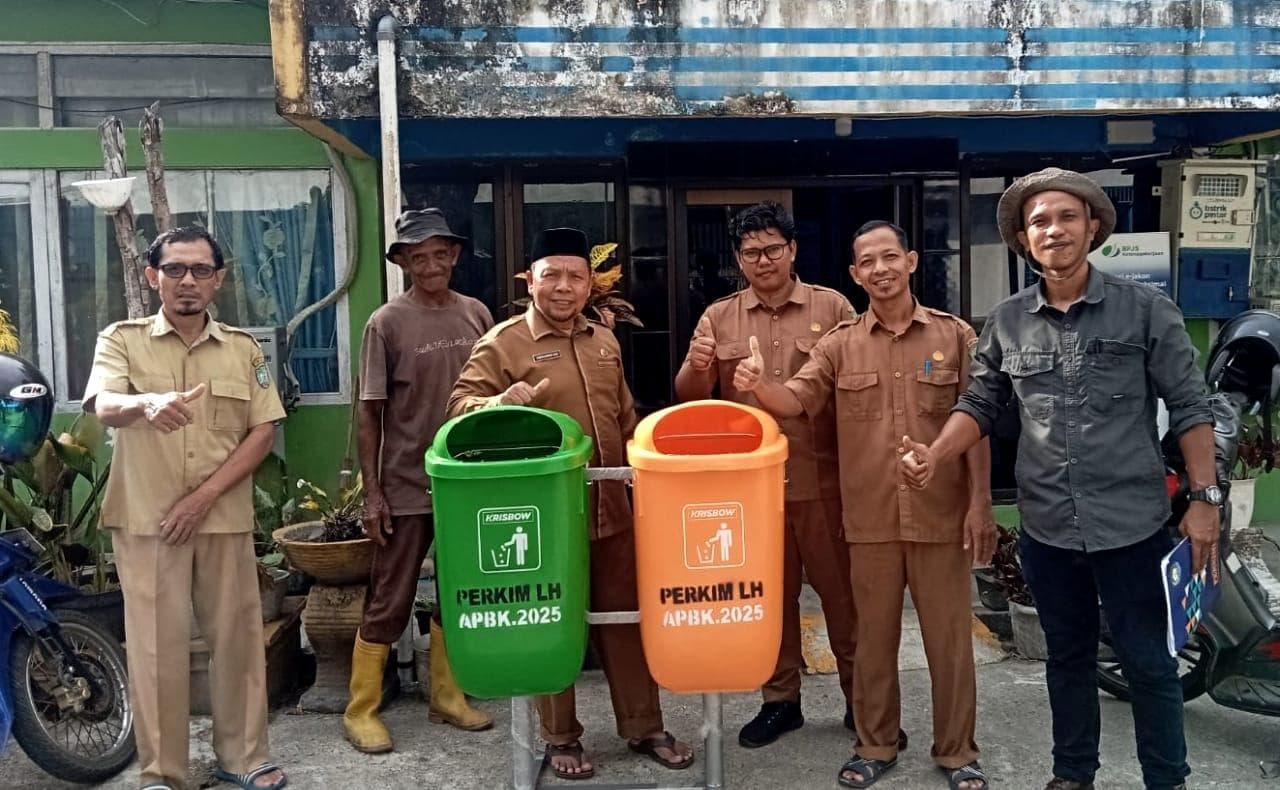DLH Abdya Bagikan Tong Sampah ke Instansi Pemerintah Aceh Barat Daya