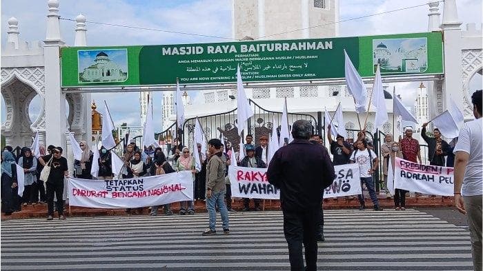 Elemen Sipil Lakukan Aksi Pengibaran Bendera Putih di Depan Masjid Raya