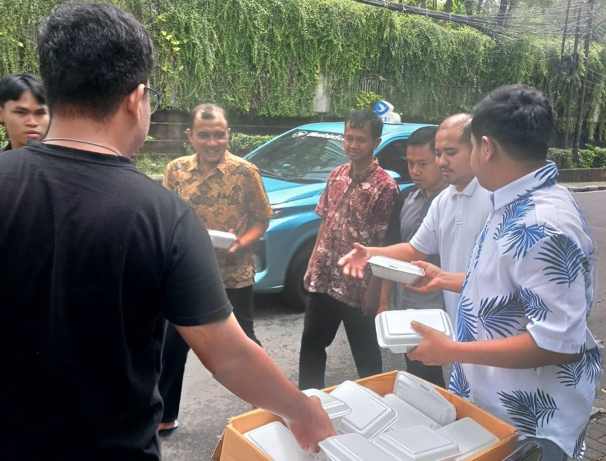 Mahasiswa Aceh di Jakarta Bagikan 200 Nasi Box untuk Pedagang dan Pemulung