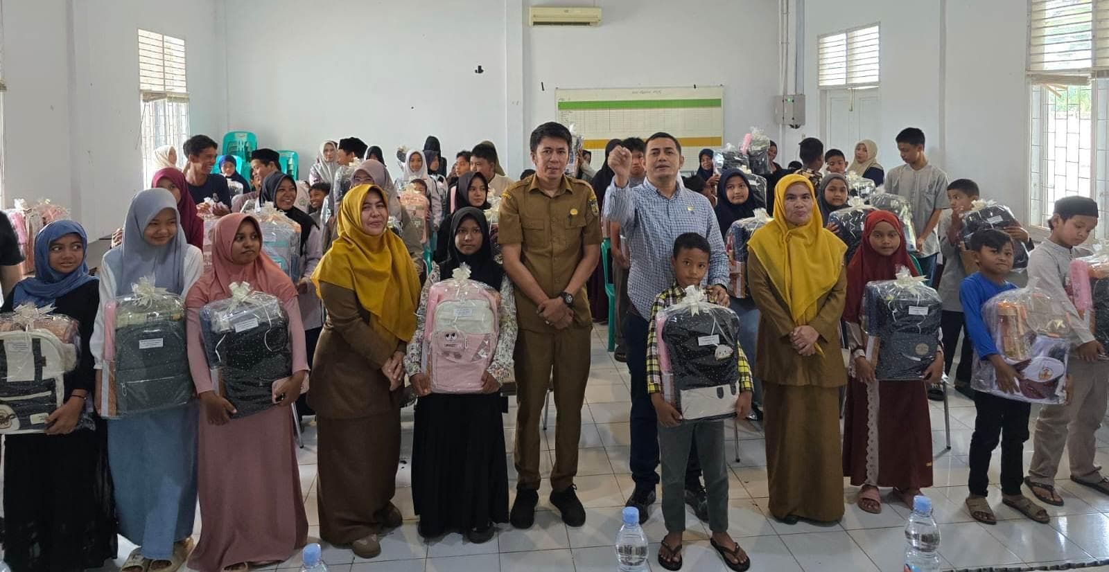 Faisal Ridha Serahkan Peralatan Sekolah untuk Anak Yatim Gampong Lamteumen Timur dan Bitai