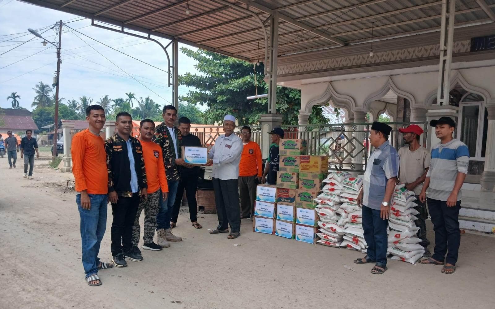 Bantuan Sembako dan Gotong Royong Ringankan Beban Warga Blang Peuria Pasca Banjir