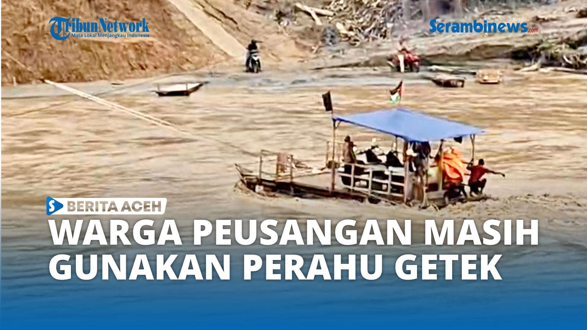 Warga Bireuen Pakai Perahu Getek Usai Jembatan Putus Akibat Banjir