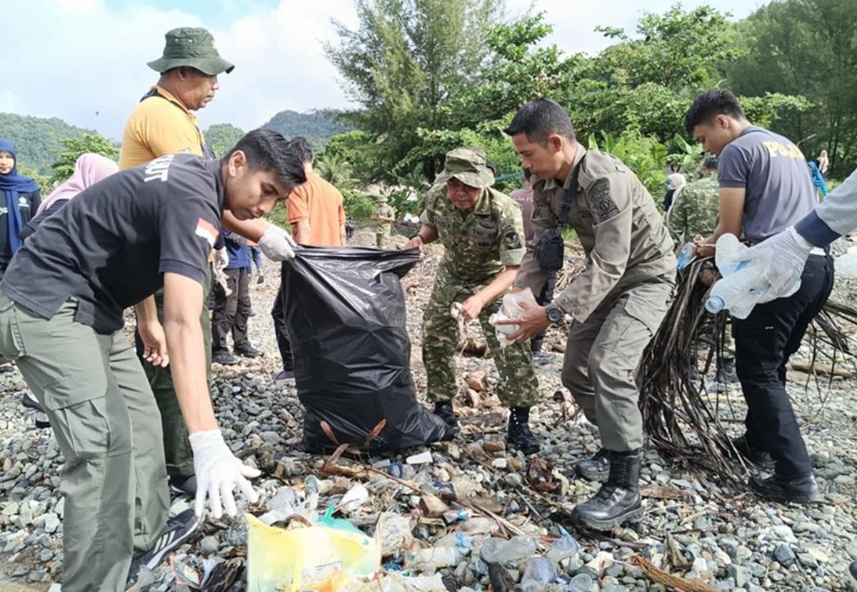 Gotong Royong di RTH Tapaktuan: TNI, Polri, dan Warga Aceh Selatan Bersatu Menciptakan Lingkungan Bersih
