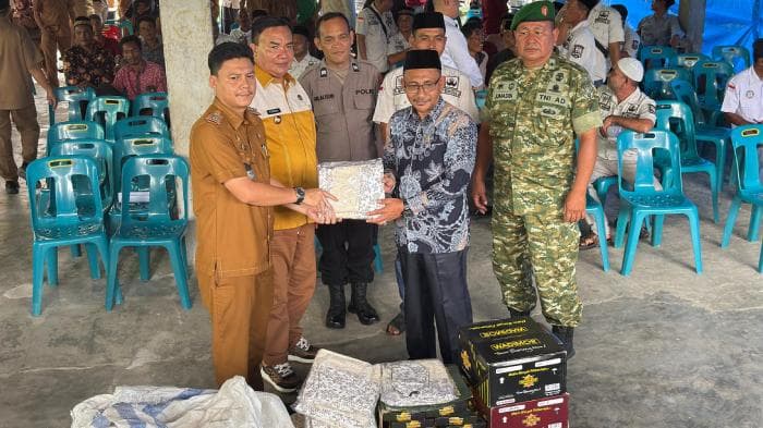 Haji Uma Salurkan Mukena dan Sarung untuk Pesantren Terdampak Banjir di Aceh Tenggara