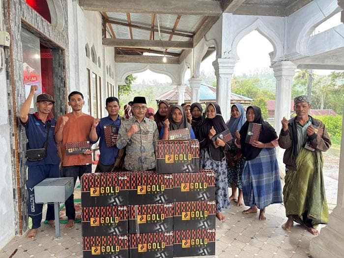 Haji Uma Salurkan 100 Kain Sarung untuk Korban Banjir Gayo Lues