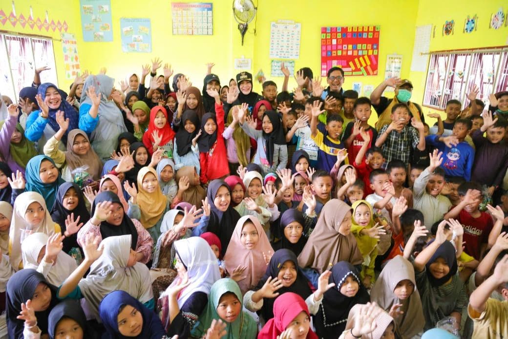 Illiza Sa'aduddin Bagi Perlengkapan Sekolah dan Bantuan di Aceh Tamiang Pasca Banjir