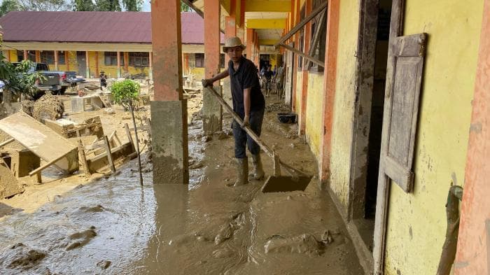 ASN Dinas Pengairan Aceh Bersihkan Lumpur di SMP 4 Karang Baru