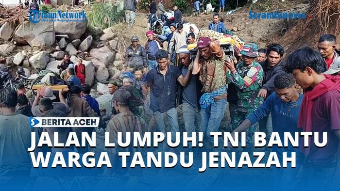 VIDEO - Akses Jalan Nasional Masih Lumpuh, TNI Bantu Warga Tandu Jenazah Lewati Jembatan Darurat.