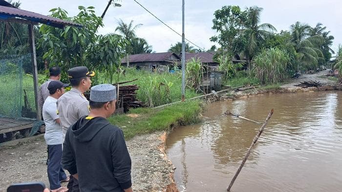 Kapolres Aceh Singkil Tinjau Jalan Putus dan Serahkan Bantuan ke Warga Banjir