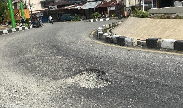 Jalan Berlubang di Bundaran Masjid Agung Istiqamah Tapaktuan Bahayakan Pengendara