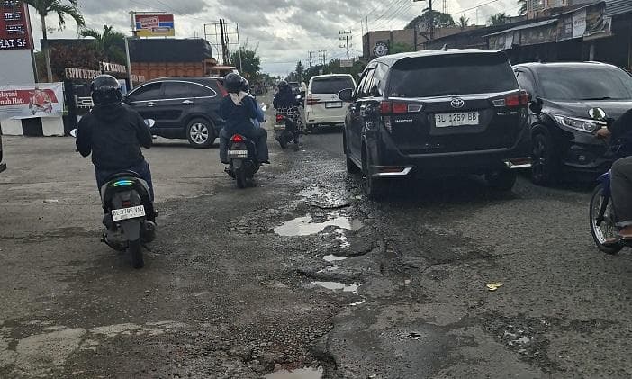 Jalan Nasional Depan SPBU Blang Muko Nagan Raya Rusak, Bahayakan Pengendara