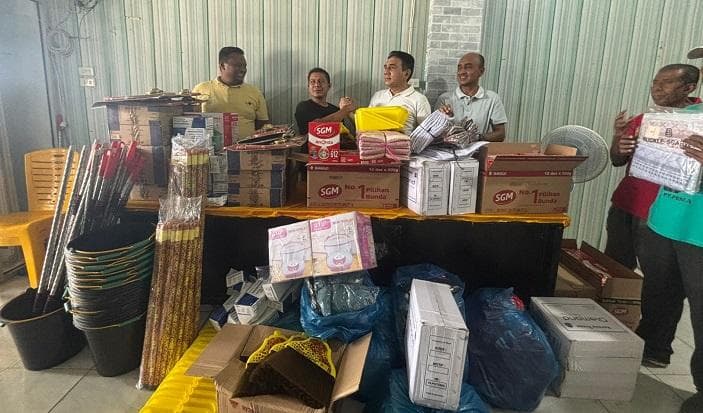 TM Nurlif Serahkan Bantuan Ramadhan untuk Korban Banjir Pidie Jaya
