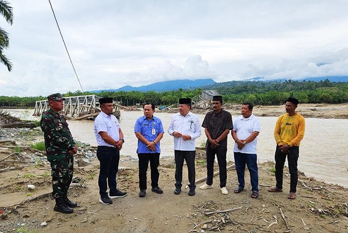 Jembatan Alue Wakie Rusak, Warga Nagan Raya Terpaksa Pakai Sampan