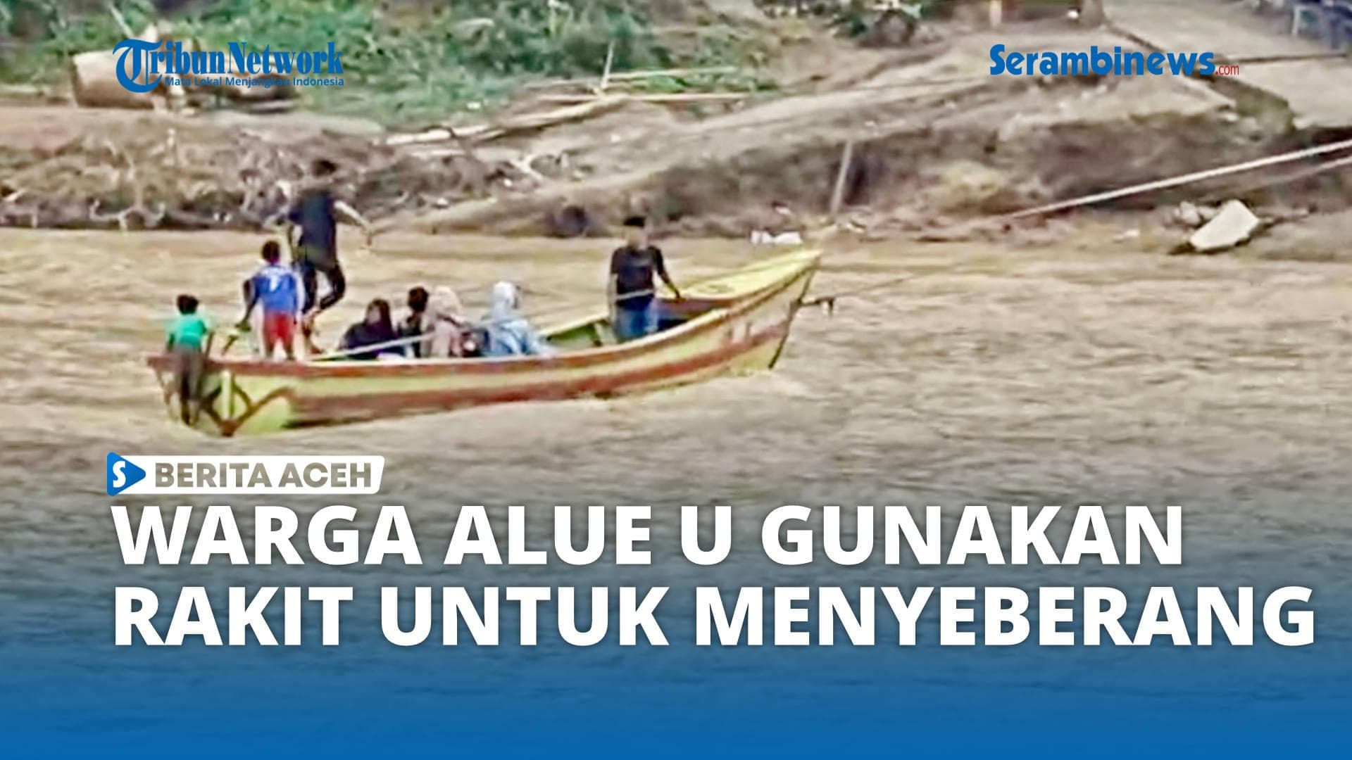 Warga Bireuen Terisolasi, Jembatan Putus Pakai Perahu Seikhlasnya