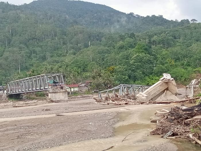 Jembatan Putus di Pining, Warga Gayo Lues Terisolasi dan Berjuang Arungi Sungai