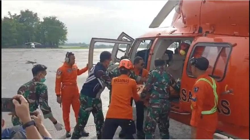 Tim SAR Evakuasi Jenazah Korban Pertama Pesawat ATR 42-500 di Sulawesi Selatan
