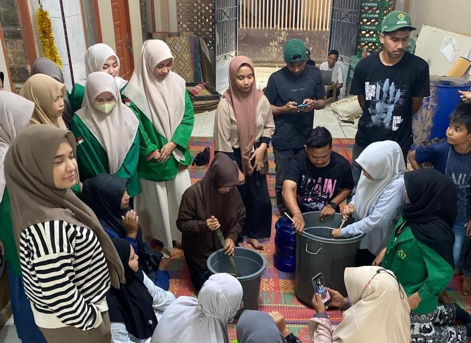 Mahasiswa Unimal Latih Ibu-ibu Aceh Utara Buat Sabun Cuci Piring