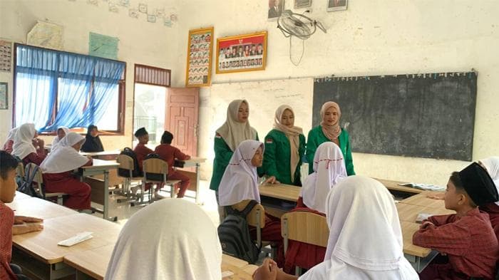 Mahasiswa Unimal Senam dan Pendampingan di SDN 2 Sawang, Aceh Utara
