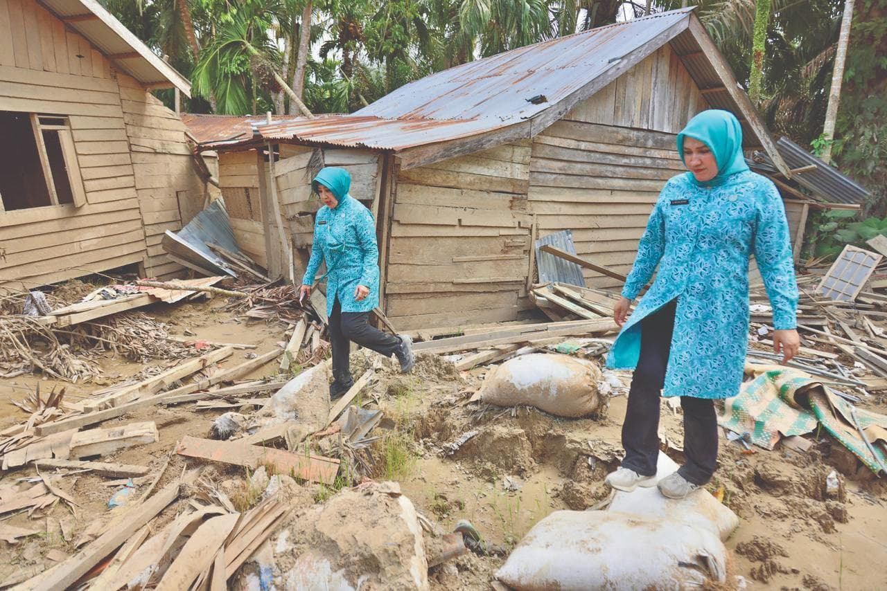 Kak Na dan Istri Mendagri Tempuh Medan Sulit Kirim Bantuan ke Sah Raja Aceh Timur