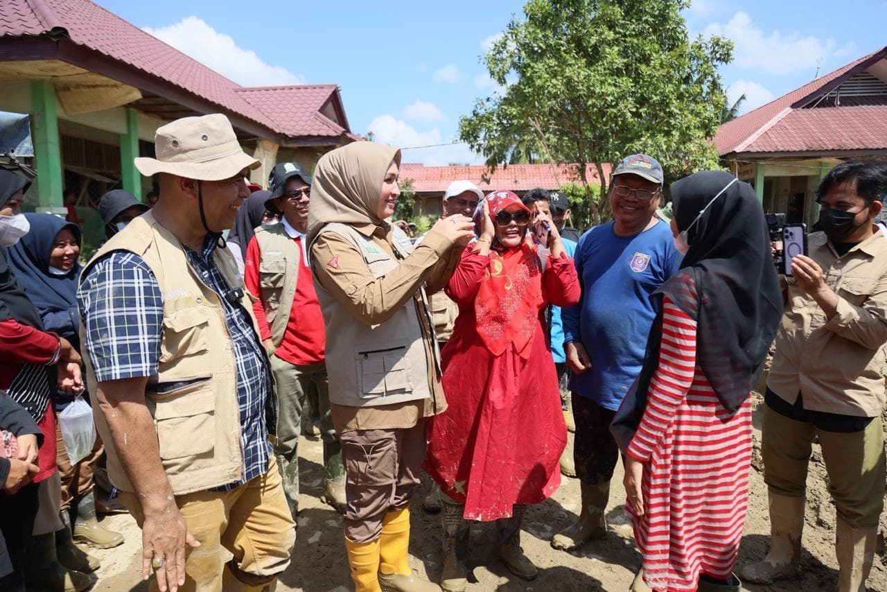 Guru Aceh Tamiang Bersihkan Sekolah Pasca Banjir untuk Pemulihan Pendidikan