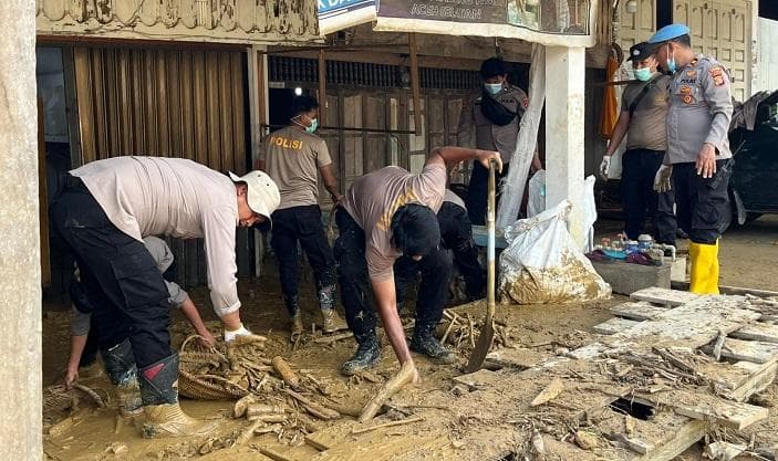 Kapolres Aceh Selatan Kerahkan Seratus Personel Bersihkan Material Pasca Banjir di Trumon Tengah