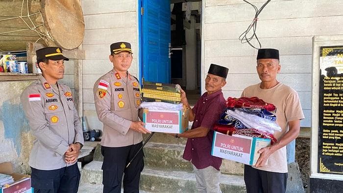 Kapolres Aceh Singkil Salurkan Perlengkapan Ibadah ke Masjid Terkena Banjir