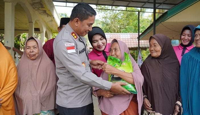 Kapolres dan Bhayangkari Lhokseumawe Salurkan Bantuan untuk Warga Banjir Ujung Pacu