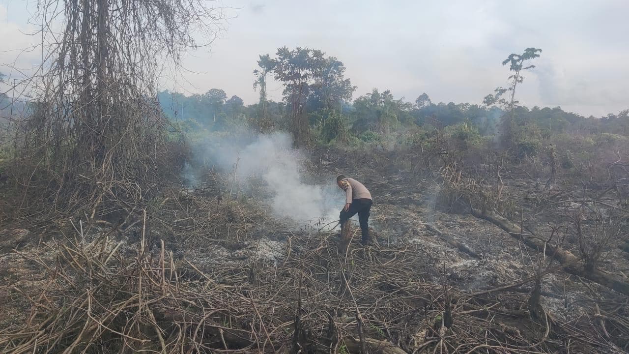 Polisi Padamkan Dua Titik Api di Kebun Warga Aceh Selatan, Cegah Karhutla