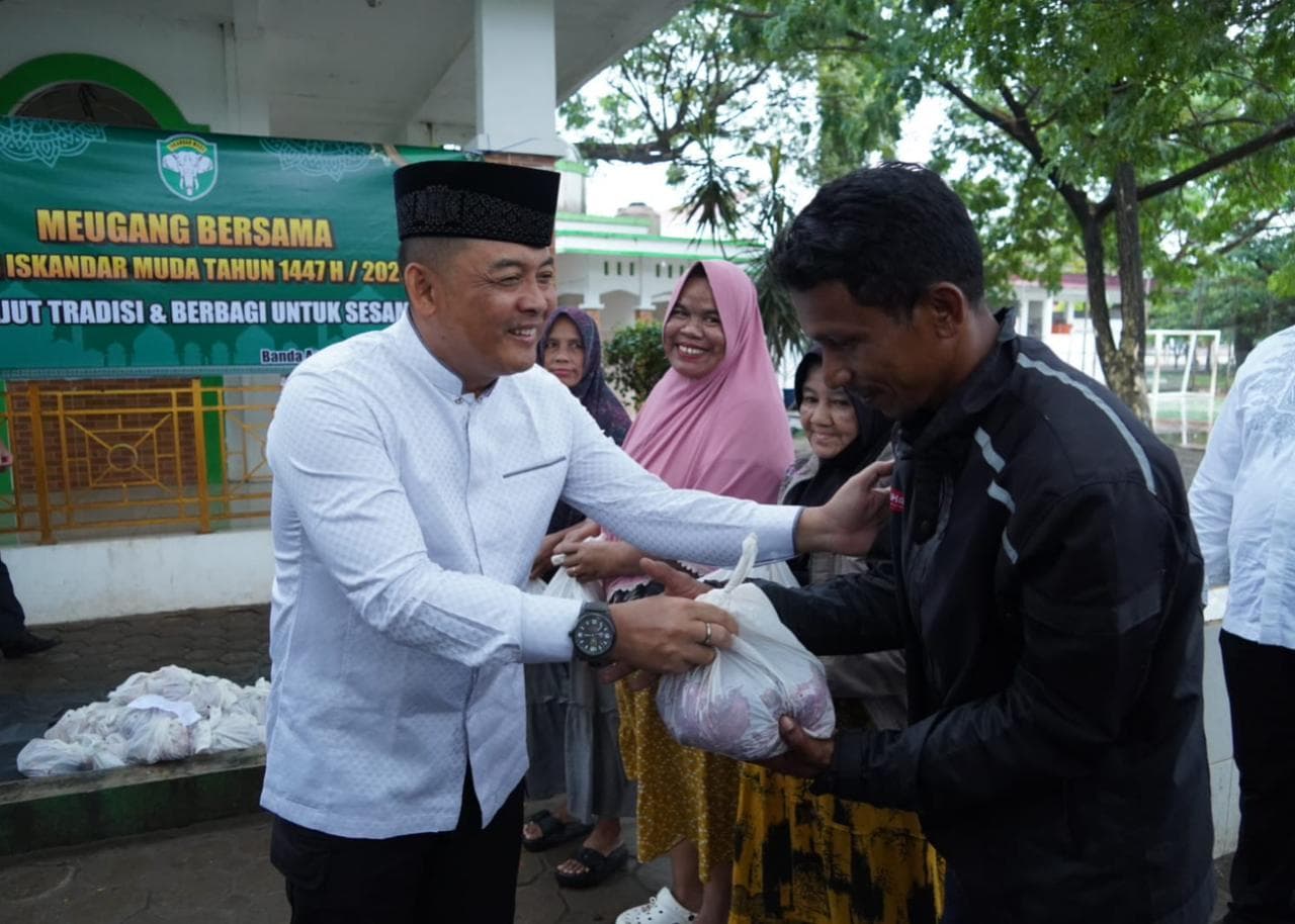 TNI Aceh Bagikan 360 Bungkus Daging Meugang untuk Warga Blang Padang