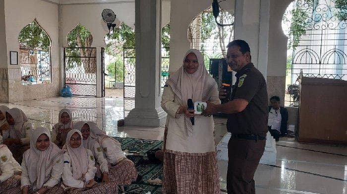 Jaksa Aceh Edukasi Pelajar SMA 2 Banda Aceh Soal Jejak Digital dan Ancaman Hukum