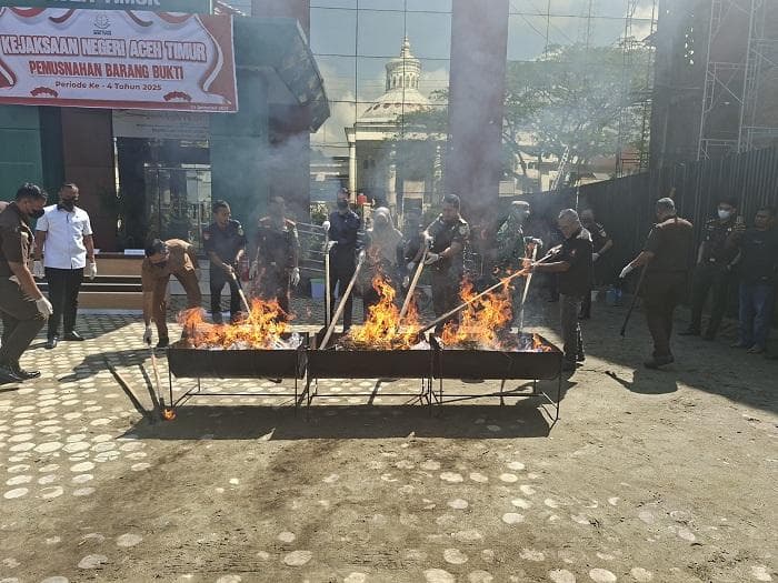 Kejari Aceh Timur Musnahkan Barang Bukti Periode 2025, 750 Butir Ekstasi Dihancurkan