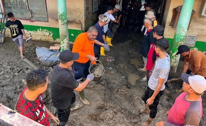 ASN Kemenag Aceh Besar Bersihkan Lumpur di MIN 4 Pidie Jaya Pasca Banjir