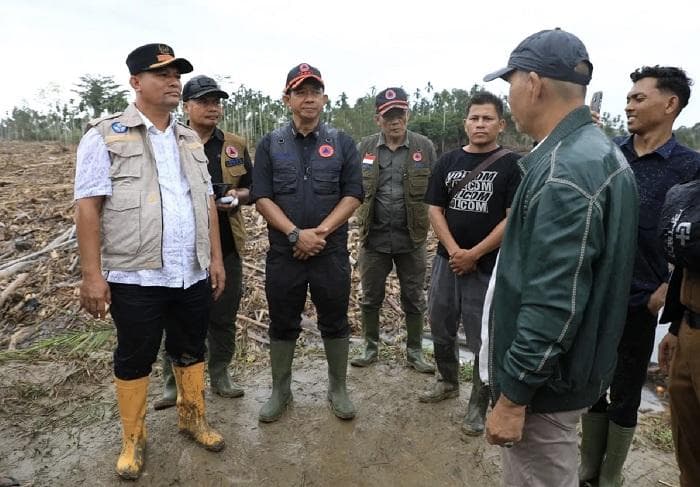 Di Depan Bupati Aceh Utara, Kepala BNPB Janji Bangun Huntara dan Infrastruktur Saat Tinjau Banjir