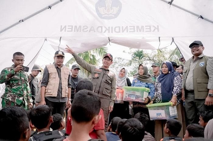 Kepala BNPB Serahkan Kunci Huntara, Murid SD Aceh Timur Belajar di Tenda