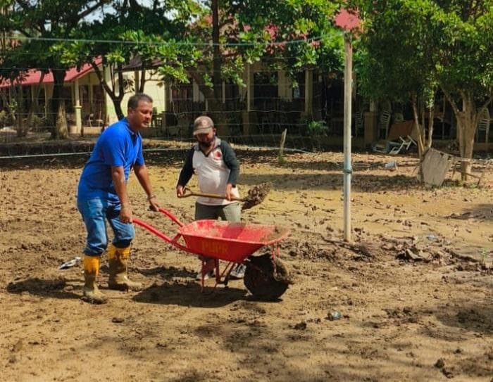 Seratusan Pegawai PUPR Lhokseumawe Bersihkan Lumpur di SMP Aceh Utara