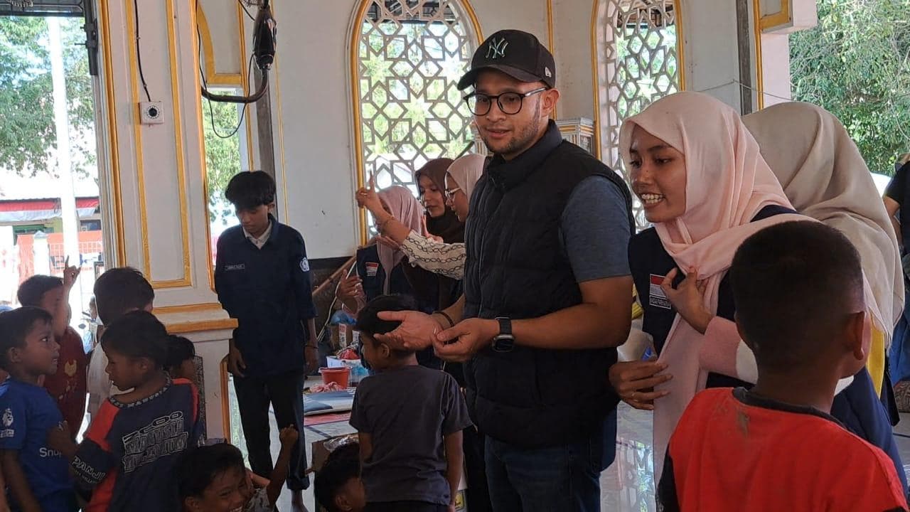 Remaja Masjid HKL dan Pemuda Pidie Jaya Hiburkan Anak Korban Banjir