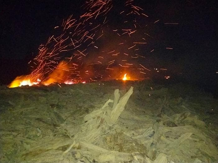 Kebakaran Kayu Banjir di Aceh Tamiang Mengancam Pemukiman Warga