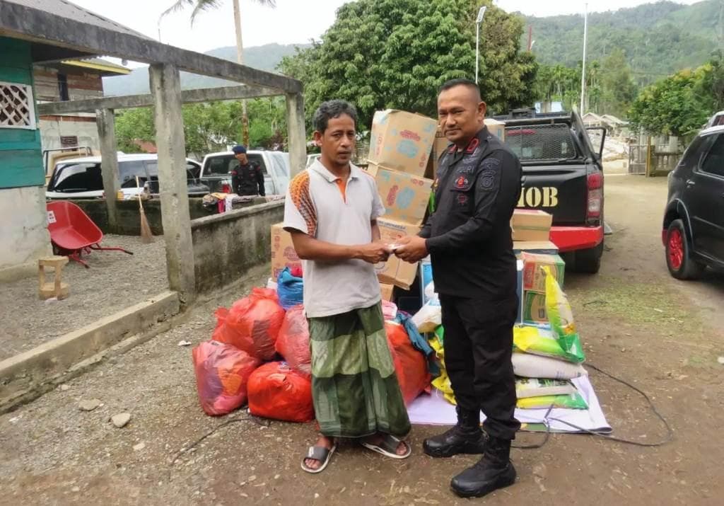 Brimob Batalyon C Pelopor Serahkan Bantuan untuk Korban Banjir di Dayah Tgk Bantaqiah Beutong Ateuh