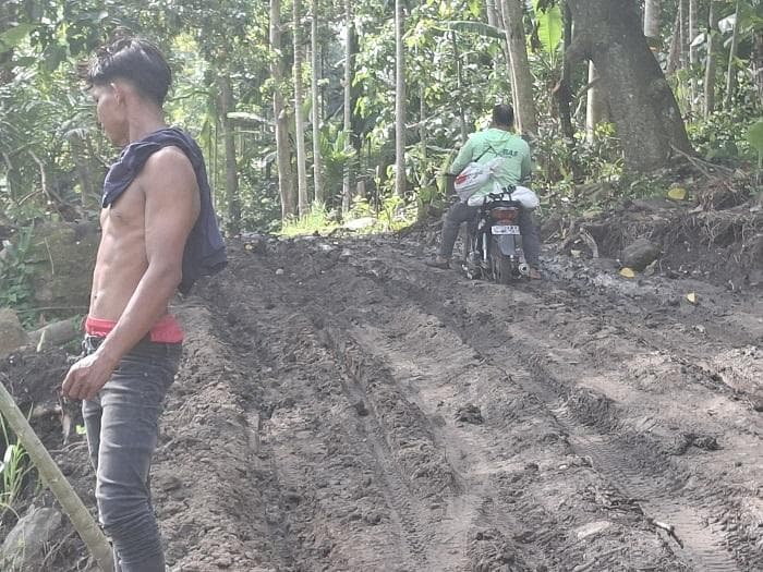 Warga Salah Sirong Bireuen Terisolir, Ekonomi Terpuruk Akibat Jalan Rusak