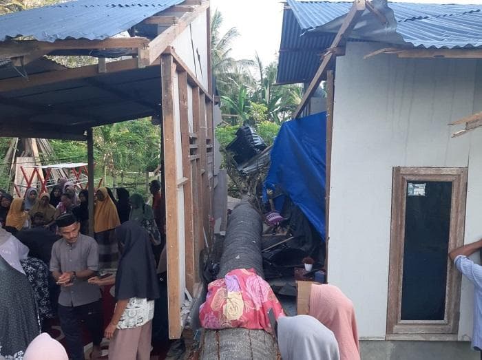 Warga Aceh Timur Meninggal Tertimpa Pohon Tua Saat Tidur di Rumah