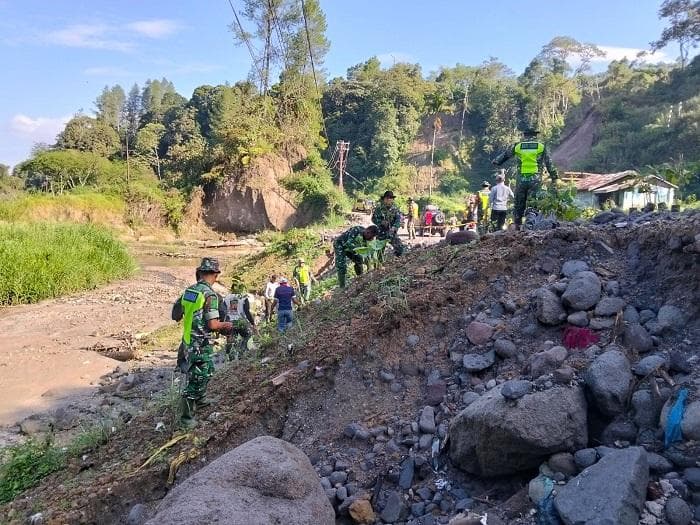 TNI Hijaukan Bantaran Sungai Redelong untuk Cegah Erosi di Bener Meriah