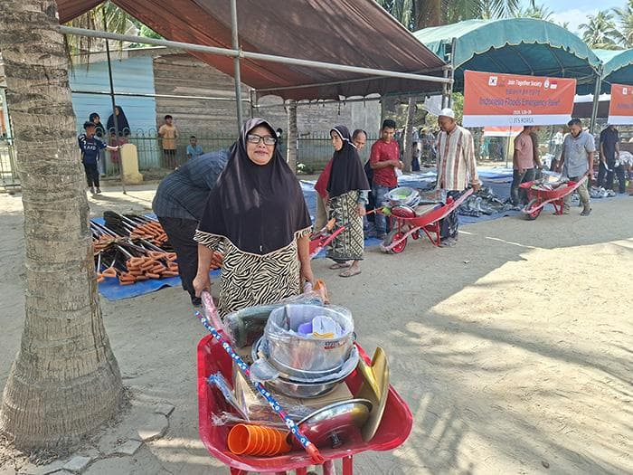 Bantuan JTS Korea Semangati Warga Teupin Raya Bersihkan Lumpur Banjir