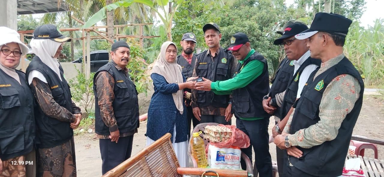 Pengawas Madrasah Bireuen Berikan Dukungan kepada Kepala MIS Alue Limeng yang Terdampak Banjir