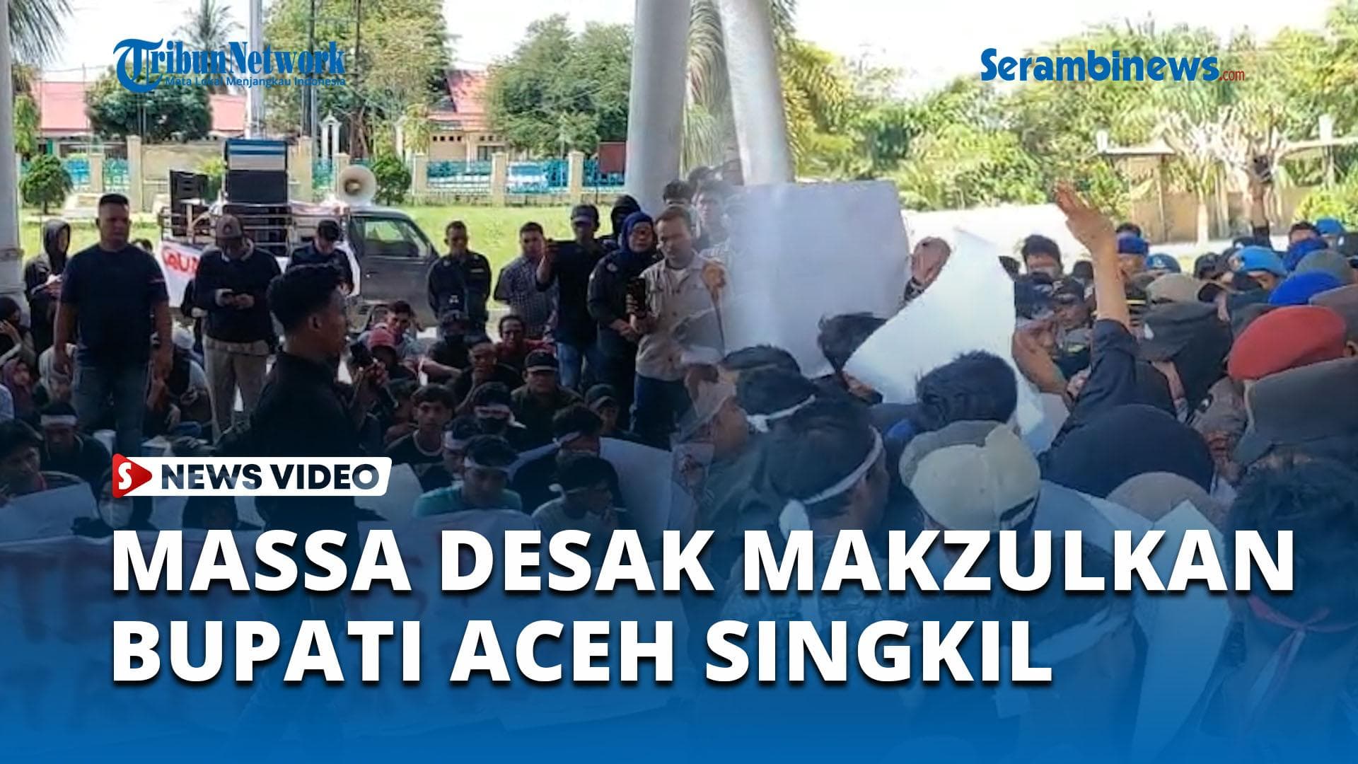 Massa Aceh Singkil Desak Pemakzulan Bupati, Terobos Kantor DPRK