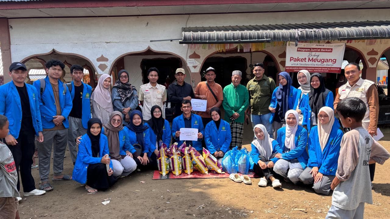 200 Mahasiswa UIN Ar-Raniry Bantu Gampong Aceh Terkena Banjir